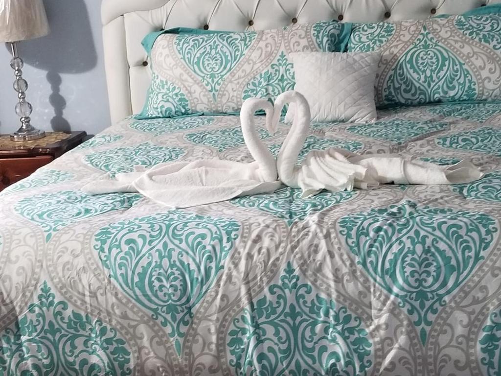 Postel nebo postele na pokoji v ubytování Dela de-Rose Guest House Negril Jamaica