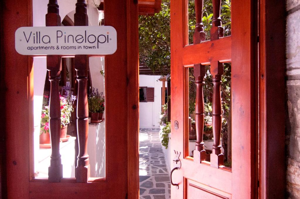 uma porta com uma placa que diz villa pinocchio em Villa Pinelopi em Míconos