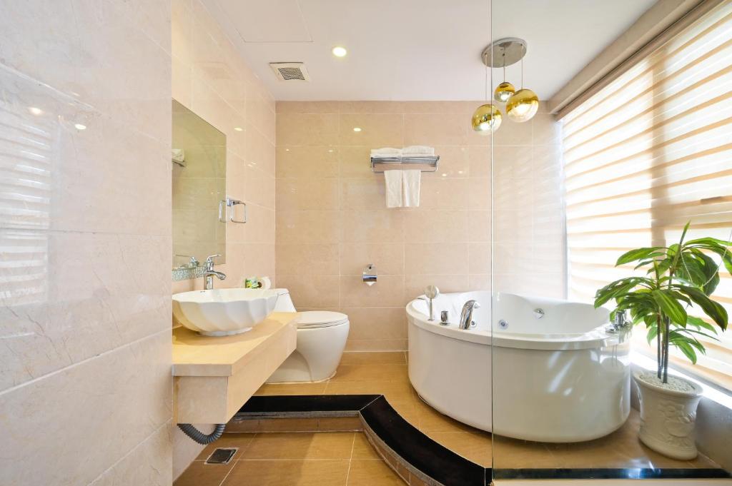 Studio Suite Bathtub City View