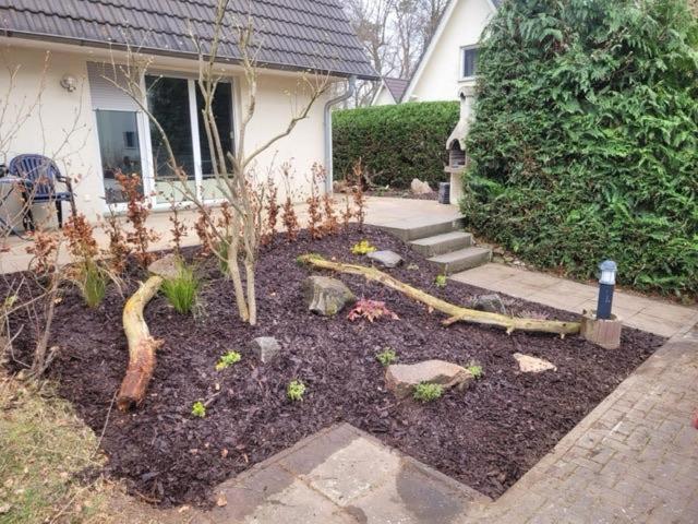 un jardín en el patio delantero de una casa en Haus Seerose, en Lalendorf