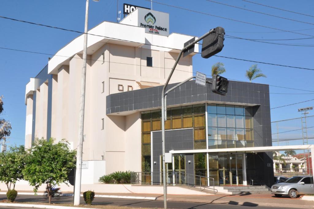 a building with a traffic light in front of it at Premier Pallace Hotel in Araguaína