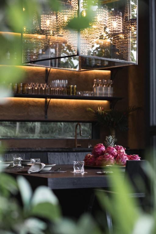Posezení v ubytování The Bohemian Bali, a Member of Design Hotels