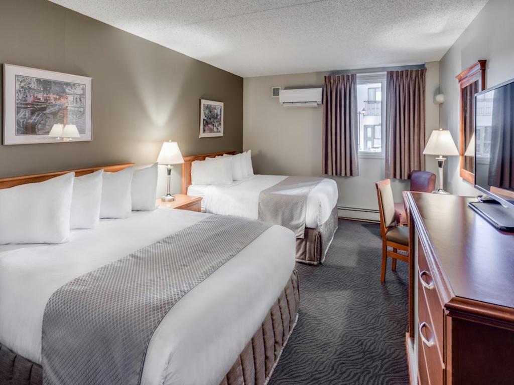 Tempat tidur dalam kamar di Heritage Inn Hotel & Convention Centre - High River