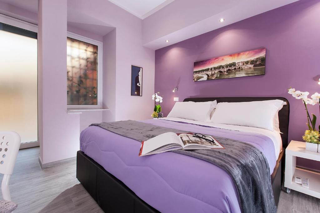 ローマにあるInn Rhomeの紫色のベッドルーム(本付)