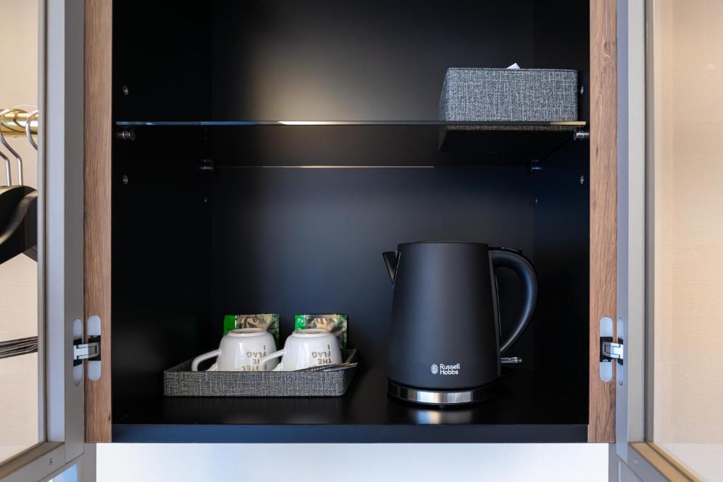 Příslušenství pro přípravu čaje a kávy v ubytování HOTEL THE FLAG Shinsaibashi
