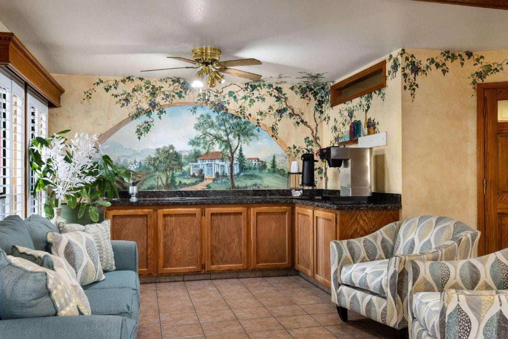 Posezení v ubytování Travelodge by Wyndham Lemoore Near Naval Air Station