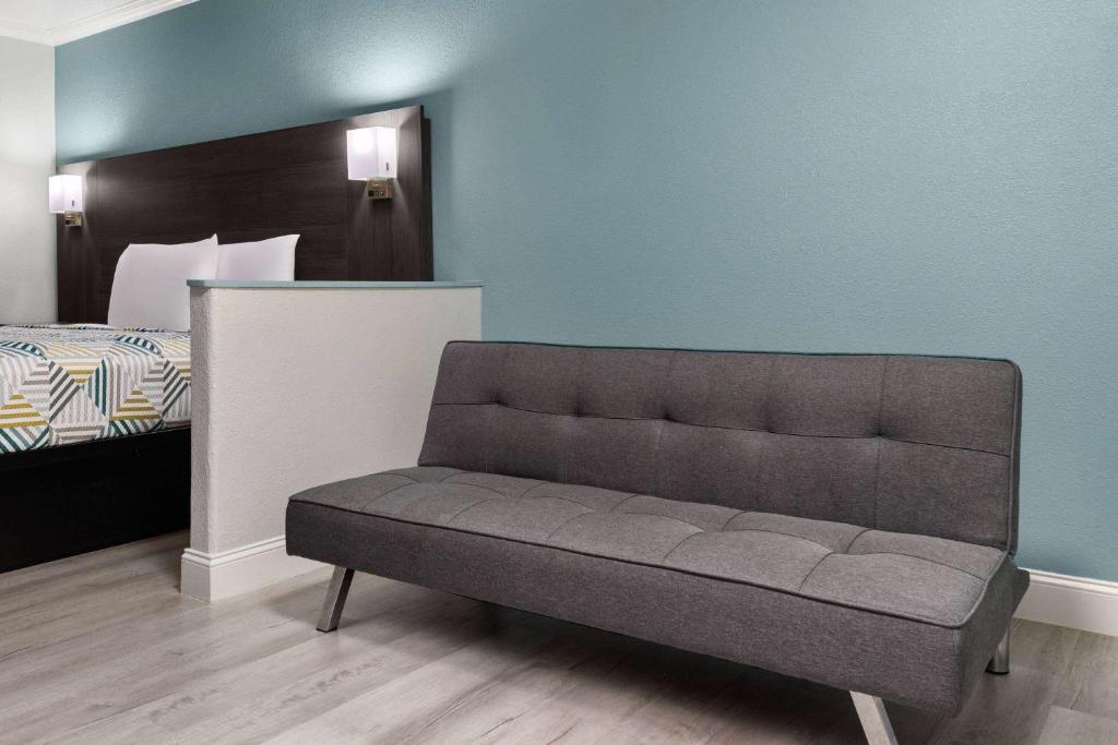 Postel nebo postele na pokoji v ubytování Travelodge by Wyndham Lemoore Near Naval Air Station