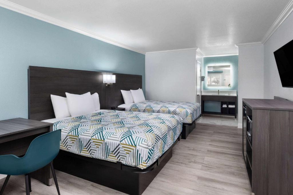 Postel nebo postele na pokoji v ubytování Travelodge by Wyndham Lemoore Near Naval Air Station