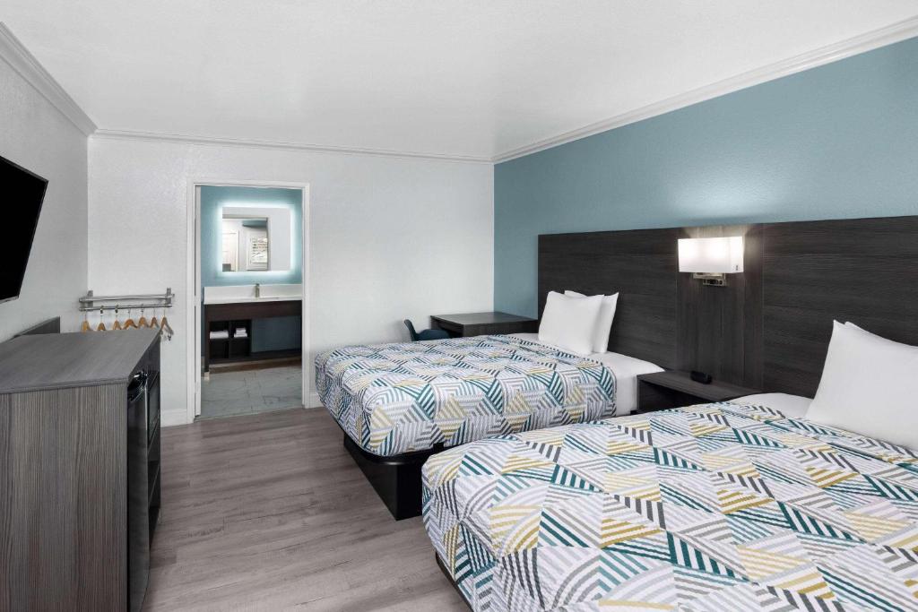 Postel nebo postele na pokoji v ubytování Travelodge by Wyndham Lemoore Near Naval Air Station