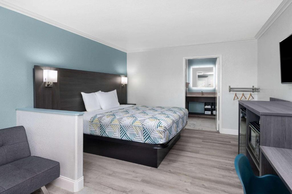 Postel nebo postele na pokoji v ubytování Travelodge by Wyndham Lemoore Near Naval Air Station