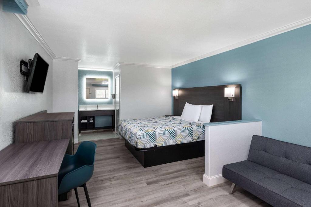 Postel nebo postele na pokoji v ubytování Travelodge by Wyndham Lemoore Near Naval Air Station
