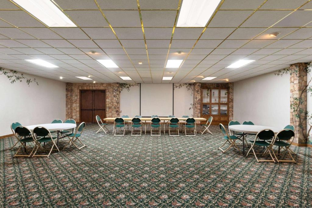 Konferenční prostory v ubytování Travelodge by Wyndham Lemoore Near Naval Air Station