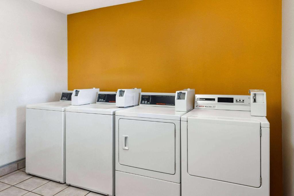 Fotografie z fotogalerie ubytování Travelodge by Wyndham Lemoore Near Naval Air Station v destinaci Lemoore