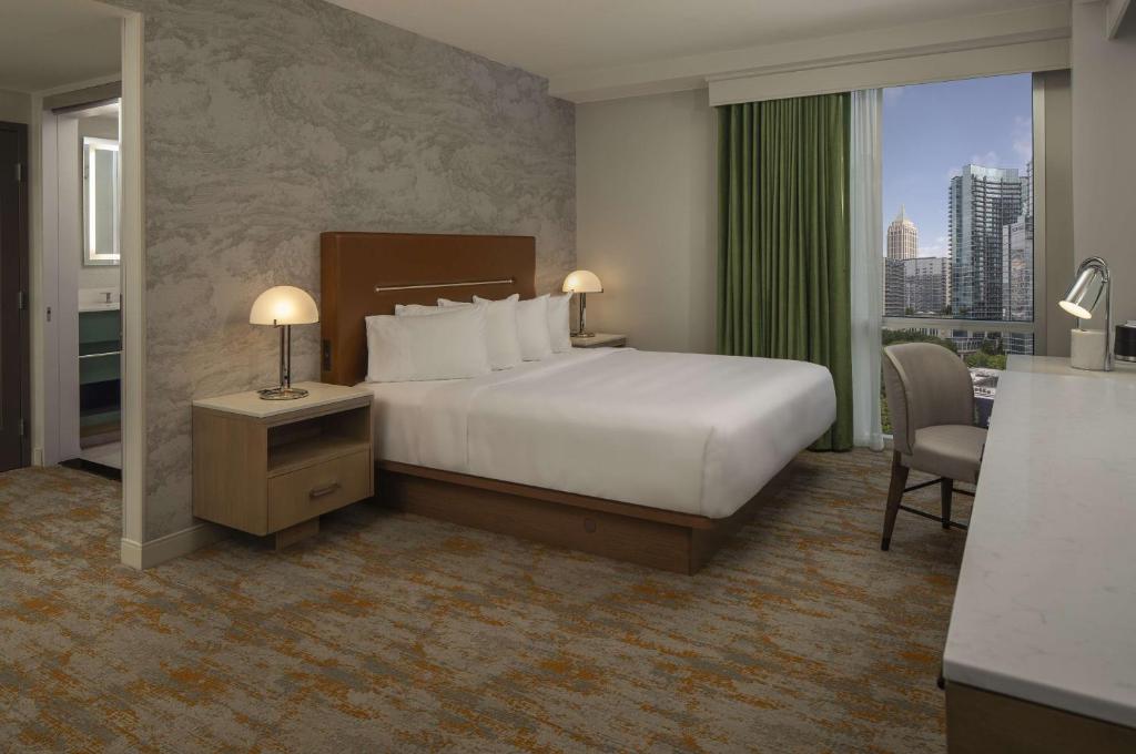 Postel nebo postele na pokoji v ubytování Hyatt Centric Midtown Atlanta