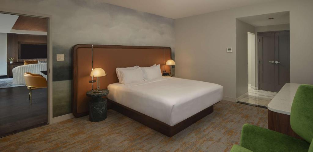 Postel nebo postele na pokoji v ubytování Hyatt Centric Midtown Atlanta