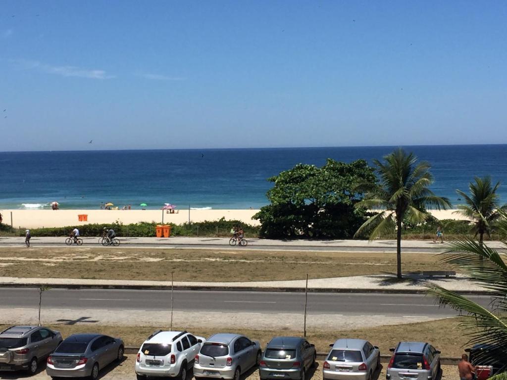 un grupo de coches estacionados junto a la playa en Frente Para O Mar, en Río de Janeiro