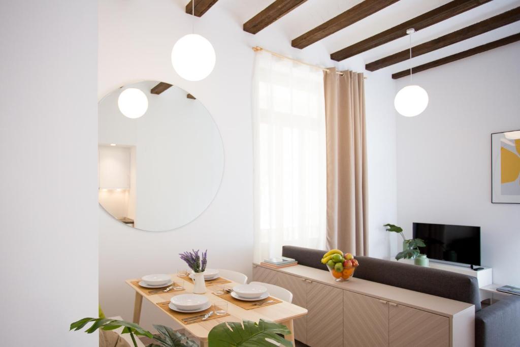 a living room filled with furniture and a window at Apartamentos Wallace in Valencia