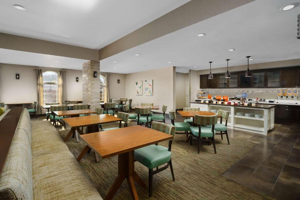 Restaurace v ubytování Homewood Suites by Hilton Providence-Warwick