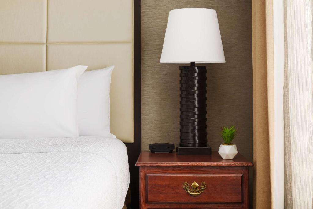 Postel nebo postele na pokoji v ubytování Homewood Suites by Hilton Providence-Warwick