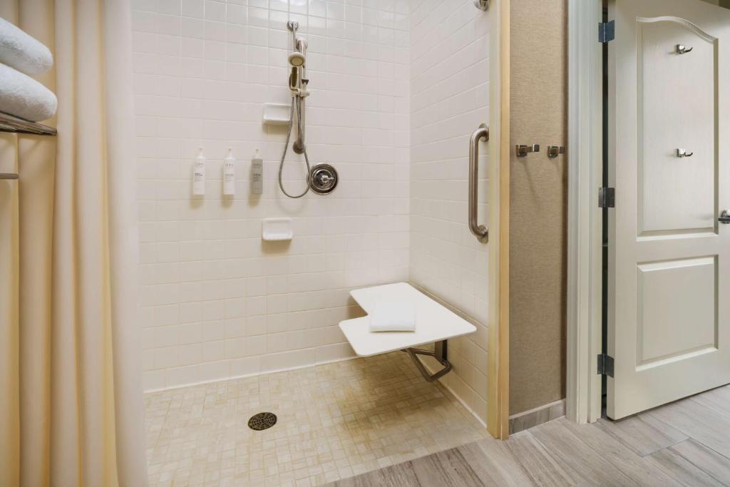 Koupelna v ubytování Homewood Suites by Hilton Providence-Warwick