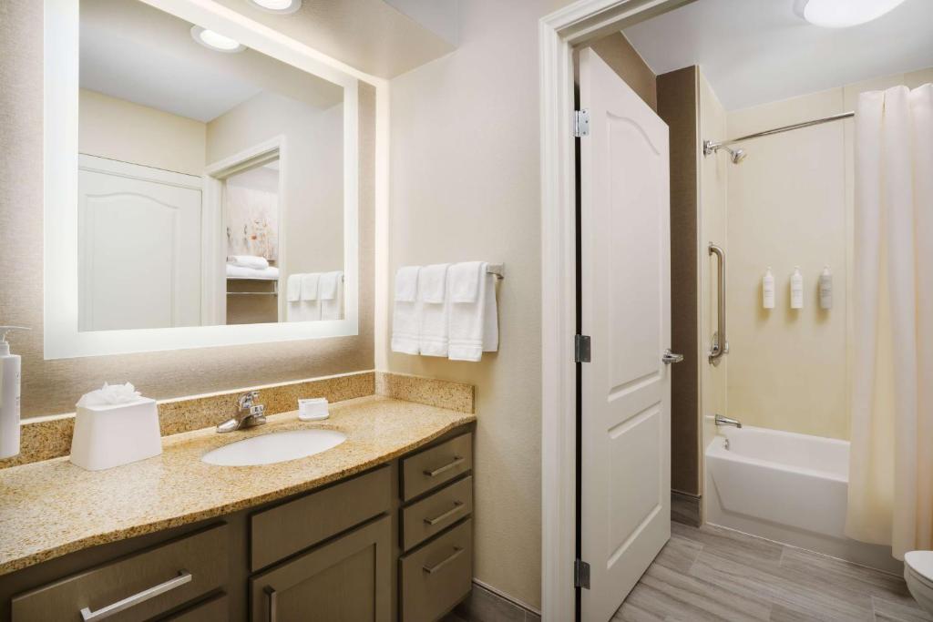 Koupelna v ubytování Homewood Suites by Hilton Providence-Warwick