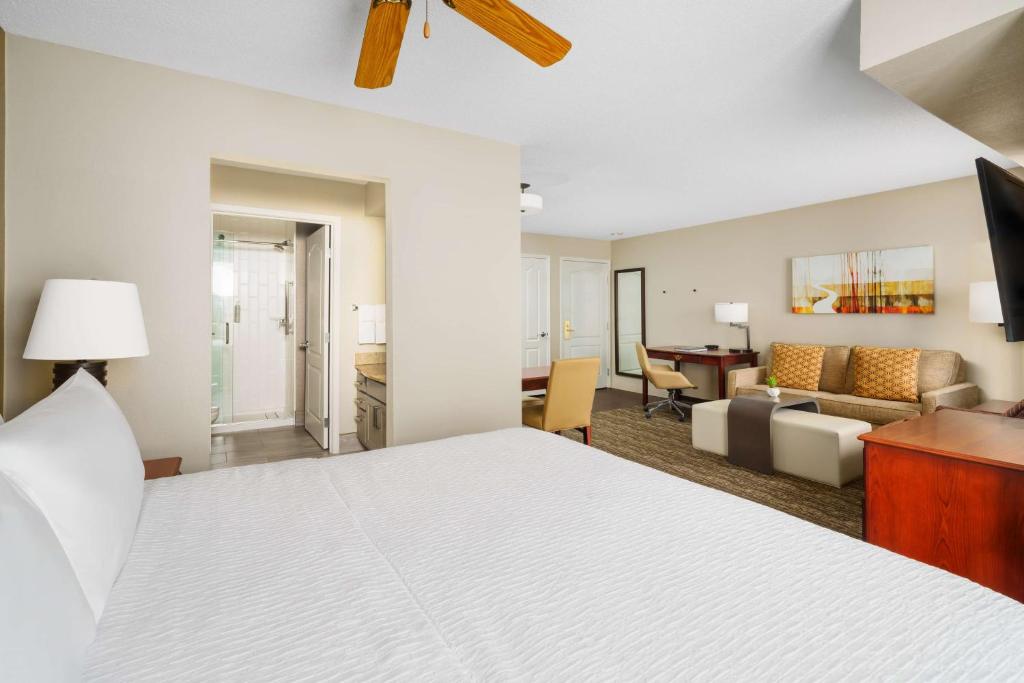 Postel nebo postele na pokoji v ubytování Homewood Suites by Hilton Providence-Warwick