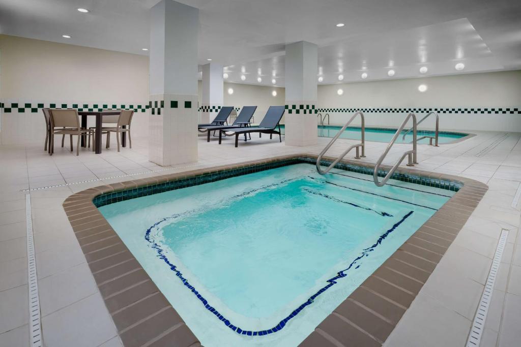 Bazén v ubytování Homewood Suites by Hilton Providence-Warwick nebo v jeho okolí