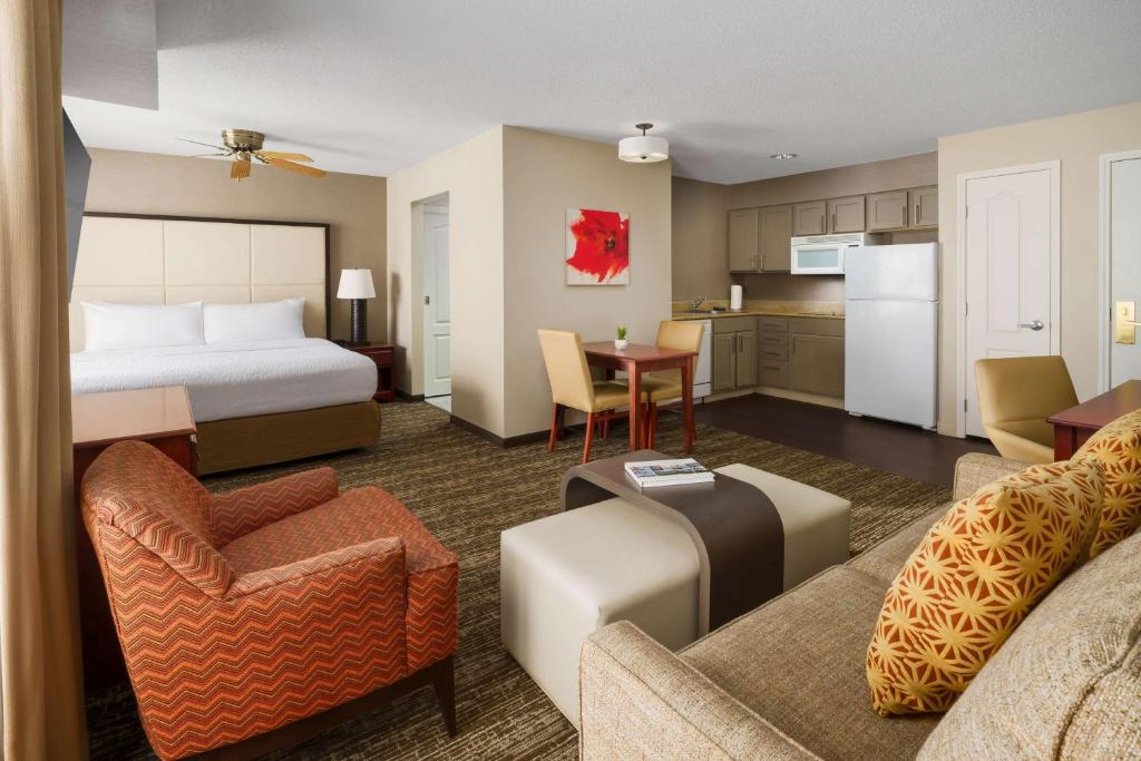 Kuchyň nebo kuchyňský kout v ubytování Homewood Suites by Hilton Providence-Warwick