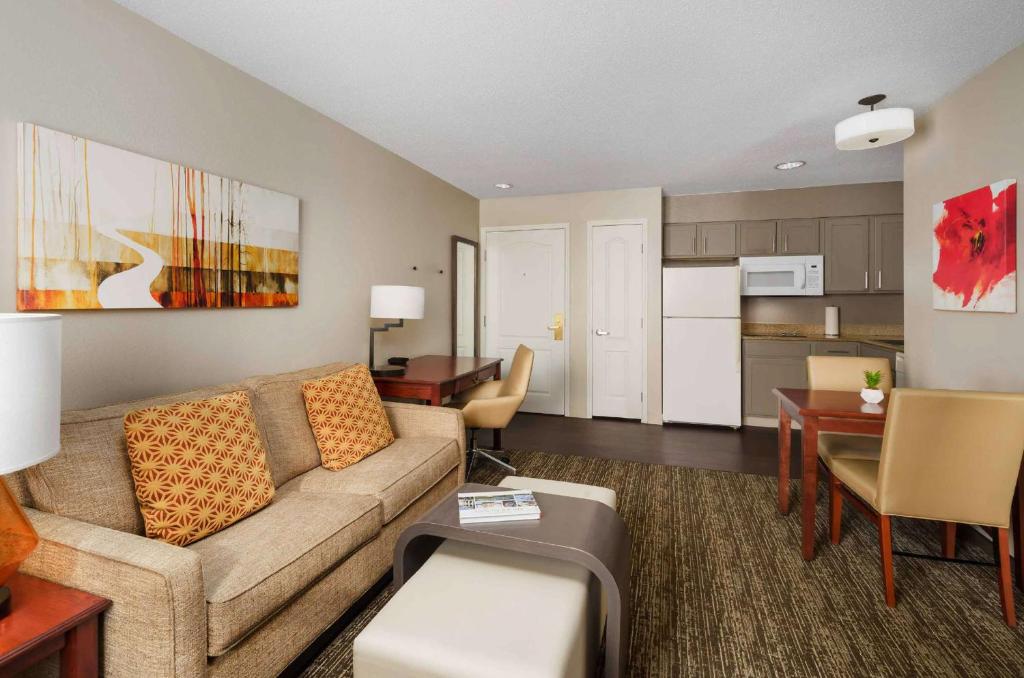 Posezení v ubytování Homewood Suites by Hilton Providence-Warwick