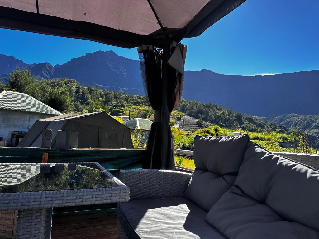 Nespecifikovaný výhled na hory nebo výhled na hory při pohledu z luxury tent