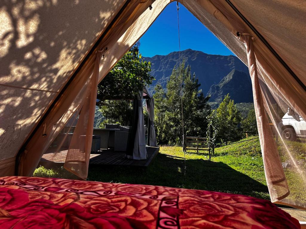 Nespecifikovaný výhled na hory nebo výhled na hory při pohledu z luxury tent