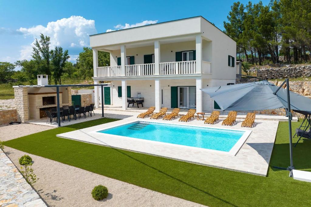 Bazén v ubytování Villa Zrmanja nebo v jeho okolí