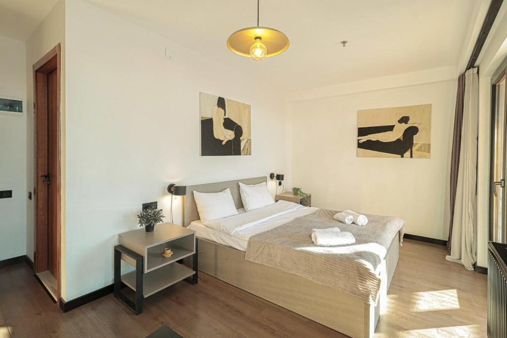 1 dormitorio con 1 cama con mesita de noche y mesa en Apartment in Marshall Gudauri Project, en Gudauri