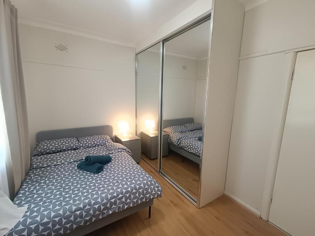 Ένα ή περισσότερα κρεβάτια σε δωμάτιο στο Comfortable Queen Room in Quiet House - E3