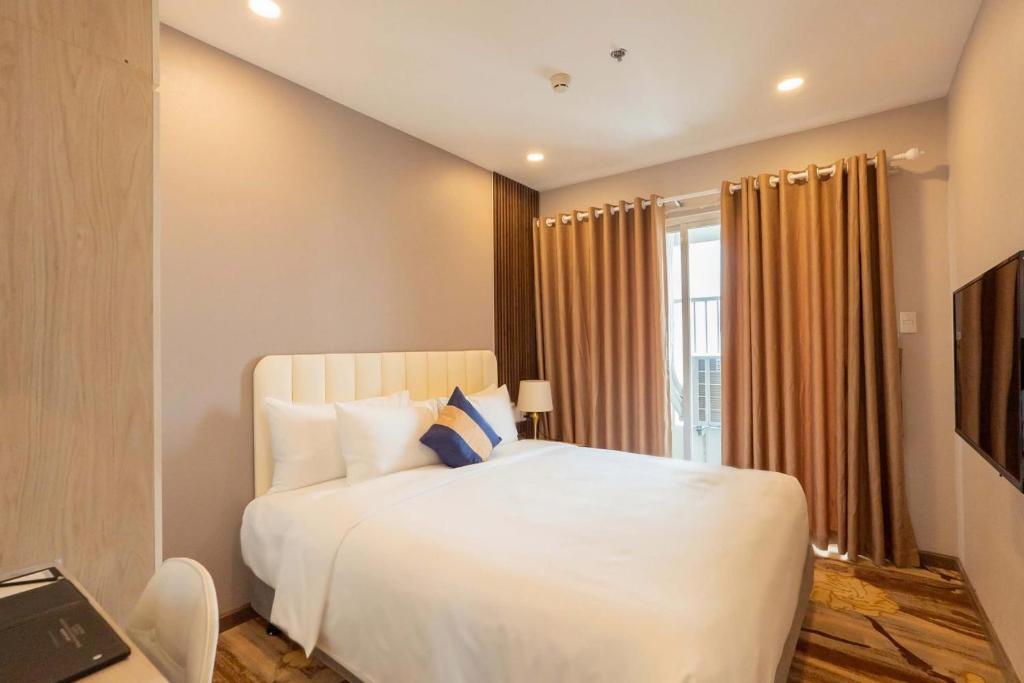 Two-Bedroom Apartment Corner with Balcony
