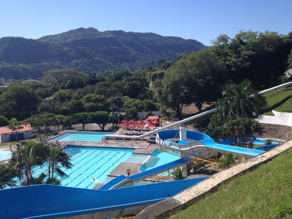Bazén v ubytování Hotel y Parque Acuatico Agua Sol Alegria nebo v jeho okolí