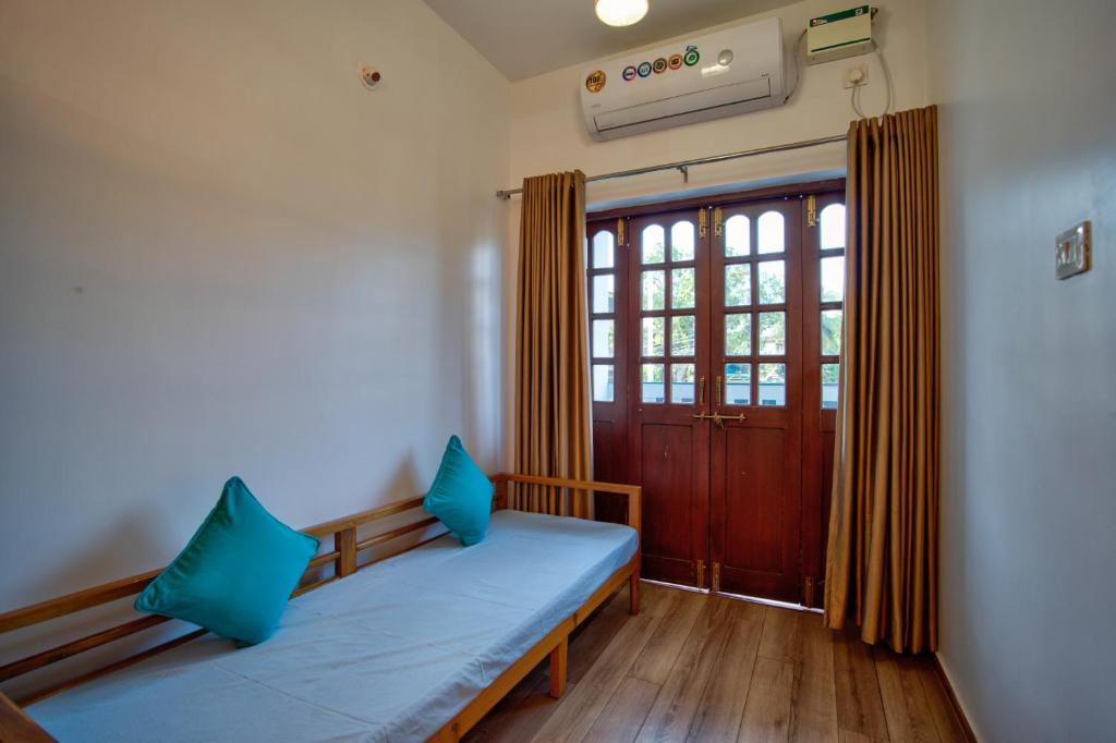 Postel nebo postele na pokoji v ubytování Resort Martins Siesta , A Portuguese Heritage Resort in Calangute