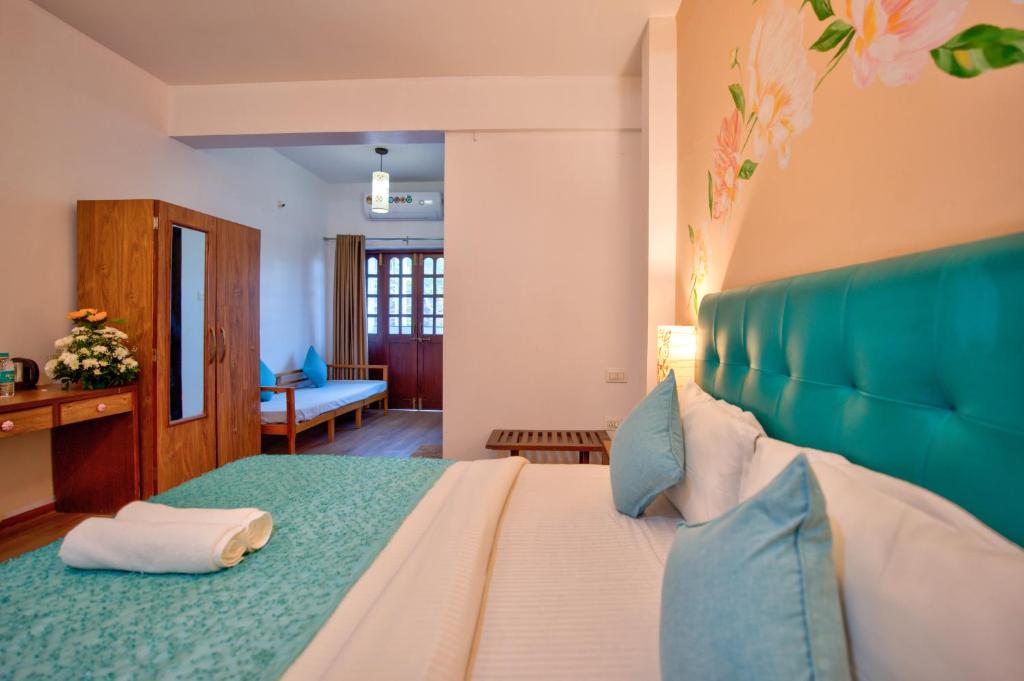Postel nebo postele na pokoji v ubytování Resort Martins Siesta , A Portuguese Heritage Resort in Calangute