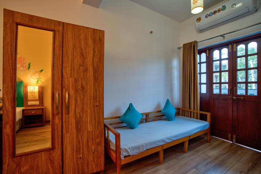 Postel nebo postele na pokoji v ubytování Resort Martins Siesta , A Portuguese Heritage Resort in Calangute