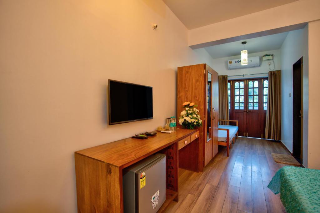 TV a/nebo společenská místnost v ubytování Resort Martins Siesta , A Portuguese Heritage Resort in Calangute