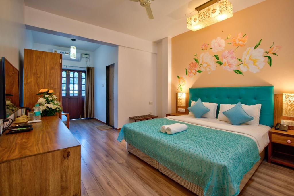 Postel nebo postele na pokoji v ubytování Resort Martins Siesta , A Portuguese Heritage Resort in Calangute