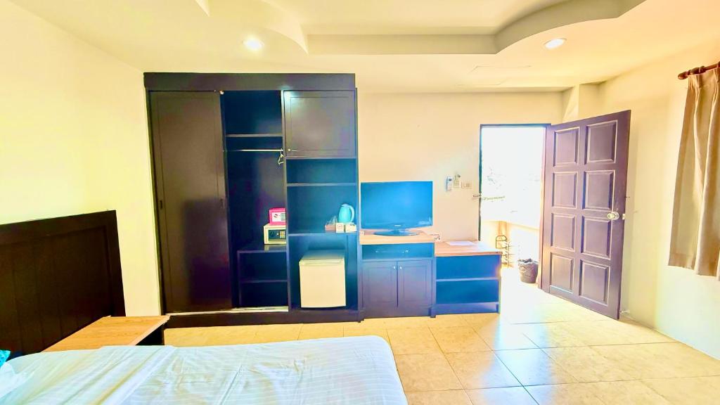 Postel nebo postele na pokoji v ubytování Hill Side Patong Hotel