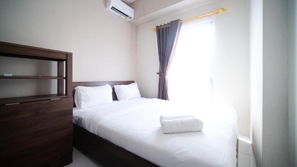 Voodi või voodid majutusasutuse Best Price and Homey 1BR at Tamansari Prospero Sidoarjo Apartment By Travelio toas