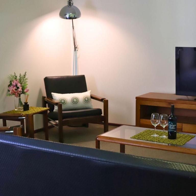 TV a/nebo společenská místnost v ubytování Mahogany Inn and Distillery