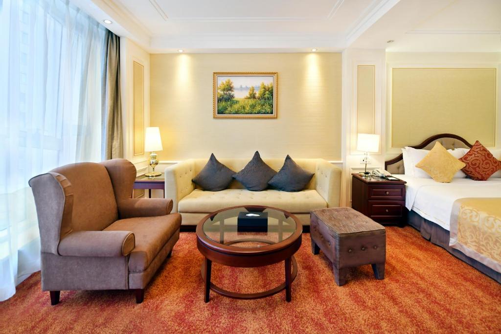 Postel nebo postele na pokoji v ubytování Central Hotel Shanghai - Nanjing Road
