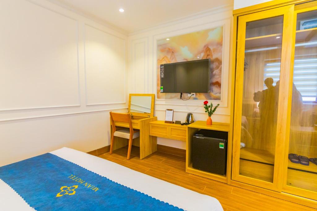Televisyen dan/atau pusat hiburan di MiAn Hotel Danang - Infinity Pool