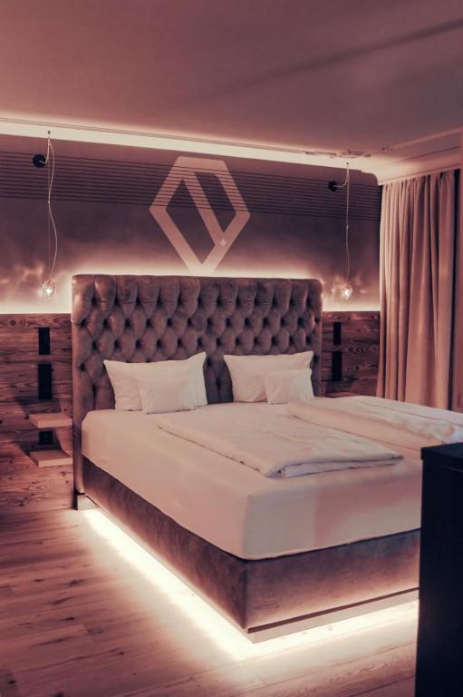 Postel nebo postele na pokoji v ubytování Hotel Alpenkönig