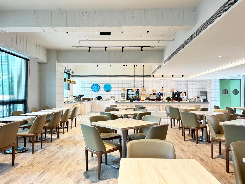 Restaurace v ubytování Azure Hotel