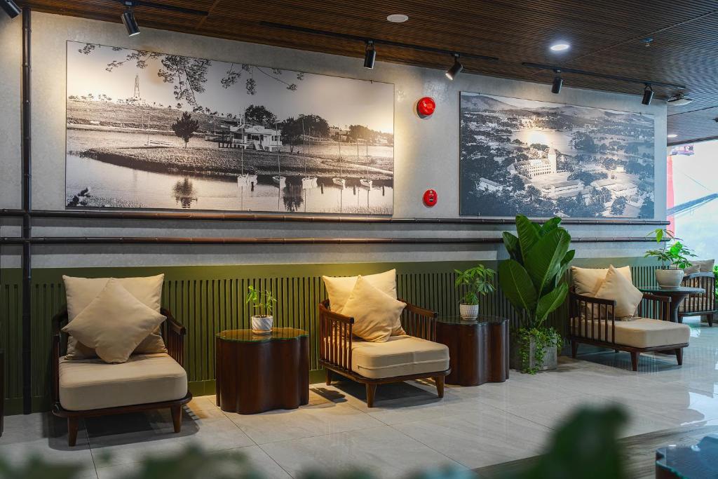Khu vực ghế ngồi tại Nature Hotel - Win Happy