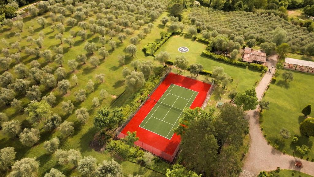 Tenis a/nebo squash v ubytování Hotel Certosa Di Maggiano nebo okolí